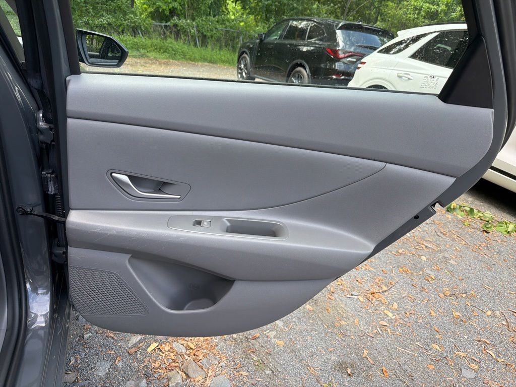 2024 Hyundai Elantra SE - Photo 12