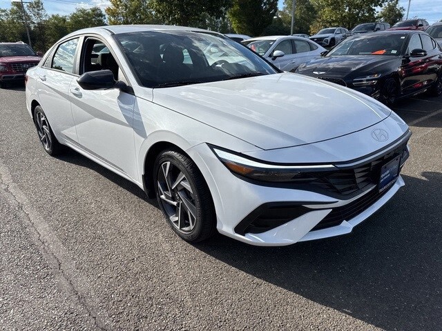 2025 Hyundai Elantra SEL Sport photo 2