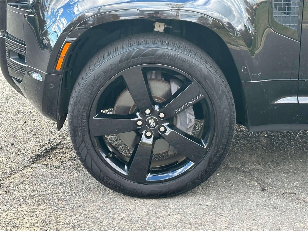 2023 Land Rover Defender 110 X-Dynamic SE photo 3