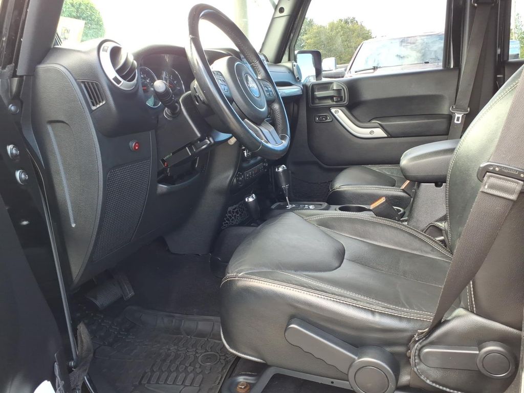 2014 Jeep Wrangler Unlimited Sahara - Photo 10