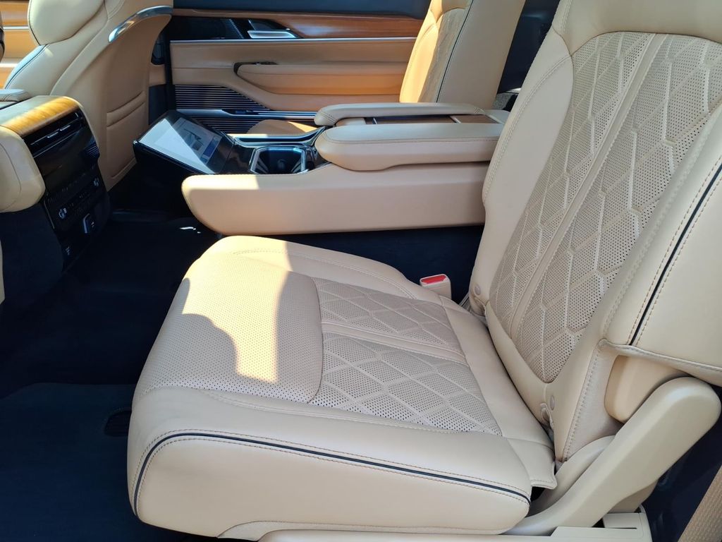 2022 Jeep Grand Wagoneer Series III - Photo 16