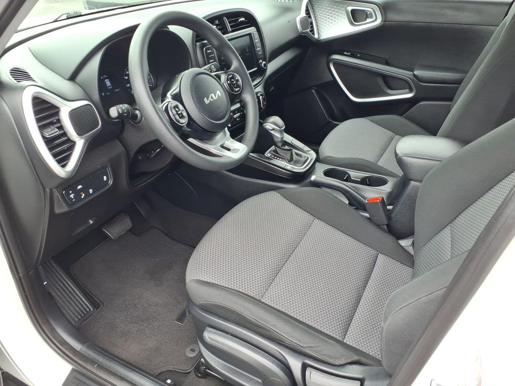 2022 Kia Soul LX - Photo 14