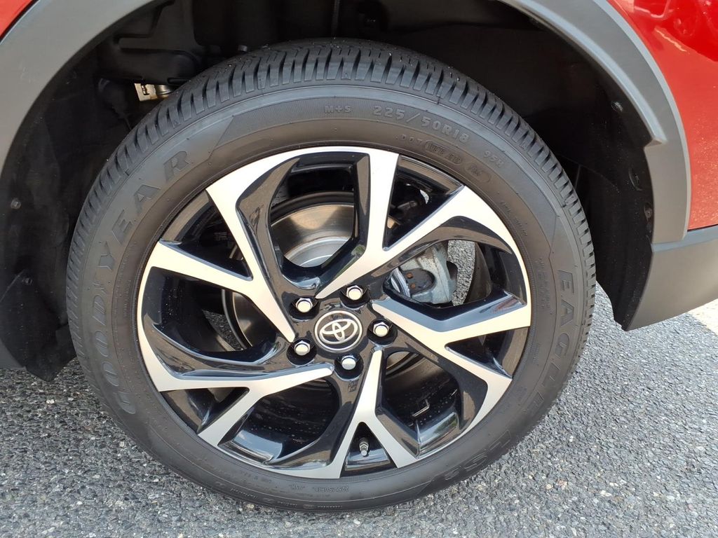 2020 Toyota C-HR XLE - Photo 16