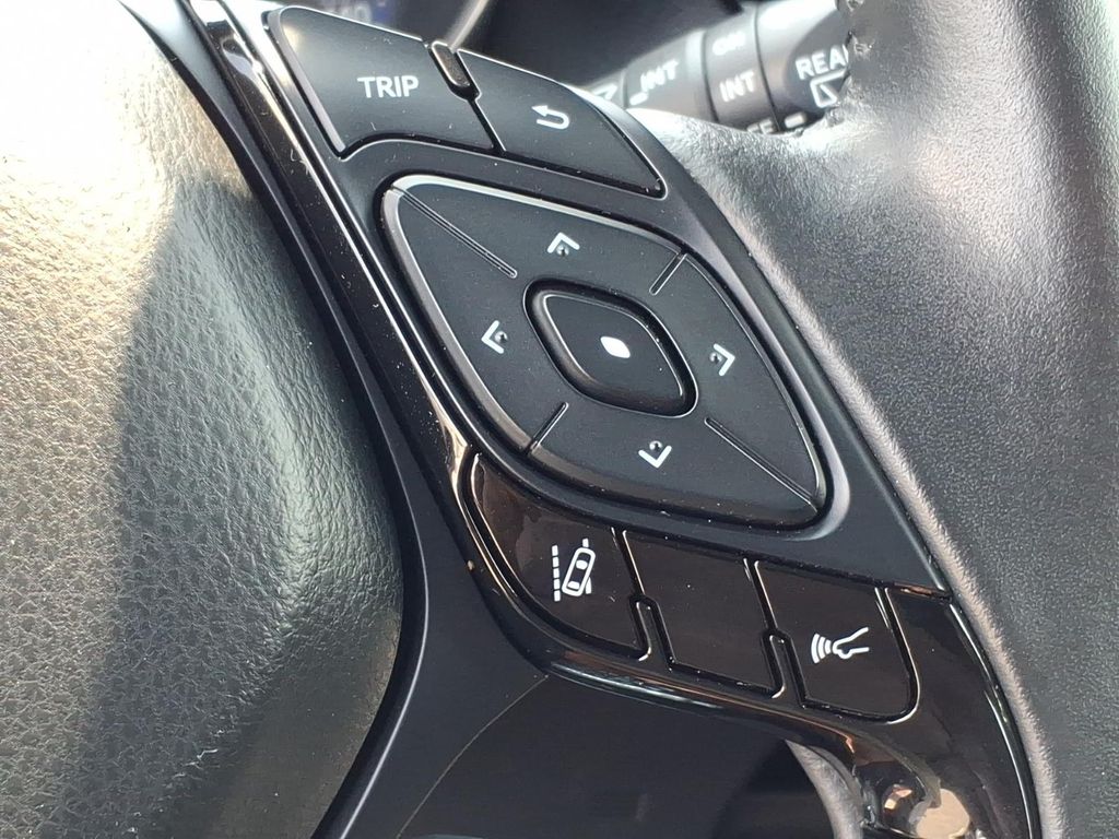 2020 Toyota C-HR XLE - Photo 11