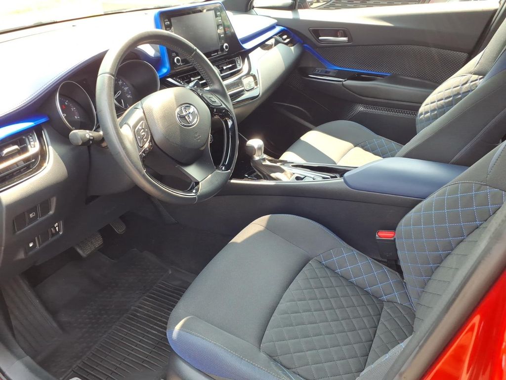 2020 Toyota C-HR XLE - Photo 13