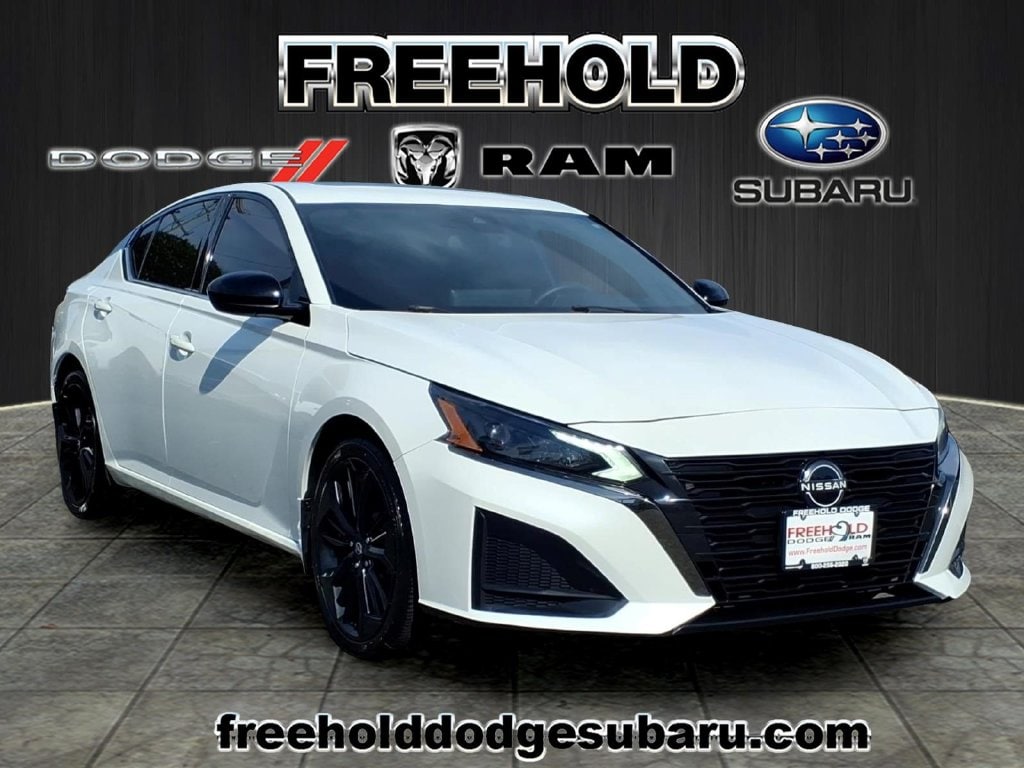 2024 Nissan Altima SR - Photo 1