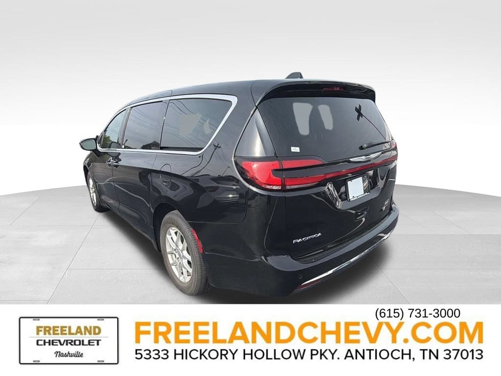 Used 2025 Chrysler Pacifica Select