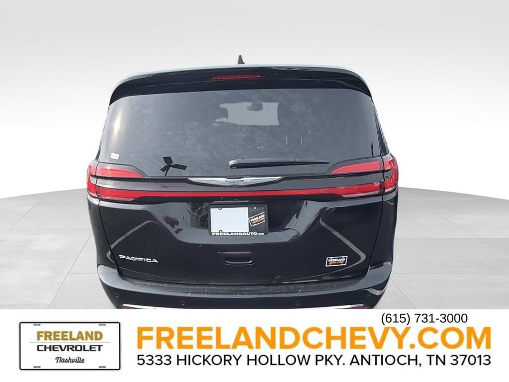 Used 2025 Chrysler Pacifica Select