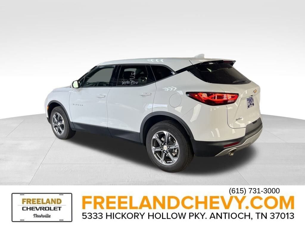 2025 Chevrolet Blazer 2LT photo 2