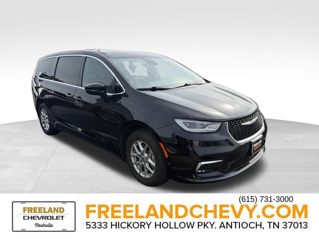 Used 2025 Chrysler Pacifica Select