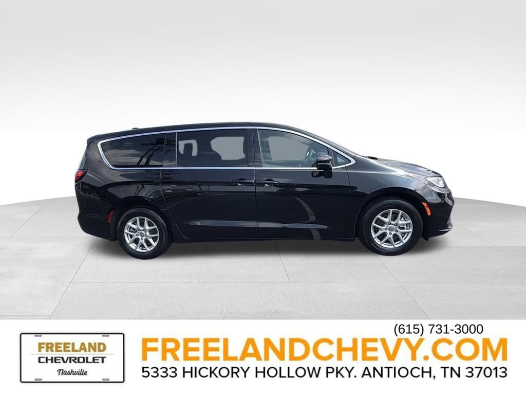 Used 2025 Chrysler Pacifica Select