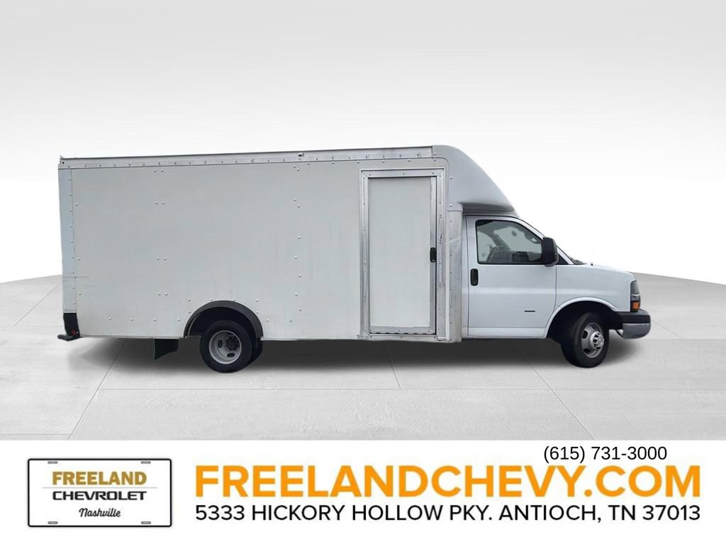2022 Chevrolet Express 3500 Cutaway Van photo 2