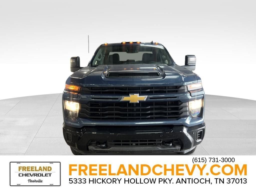 2025 Chevrolet Silverado 2500HD Custom photo 2