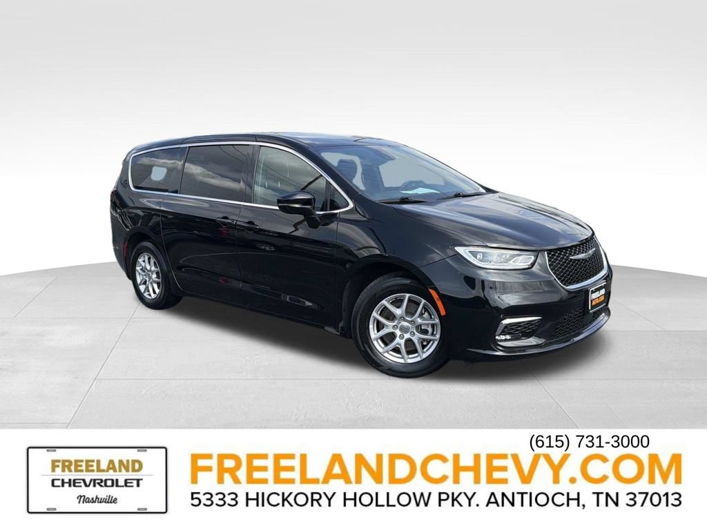 Used 2025 Chrysler Pacifica Select