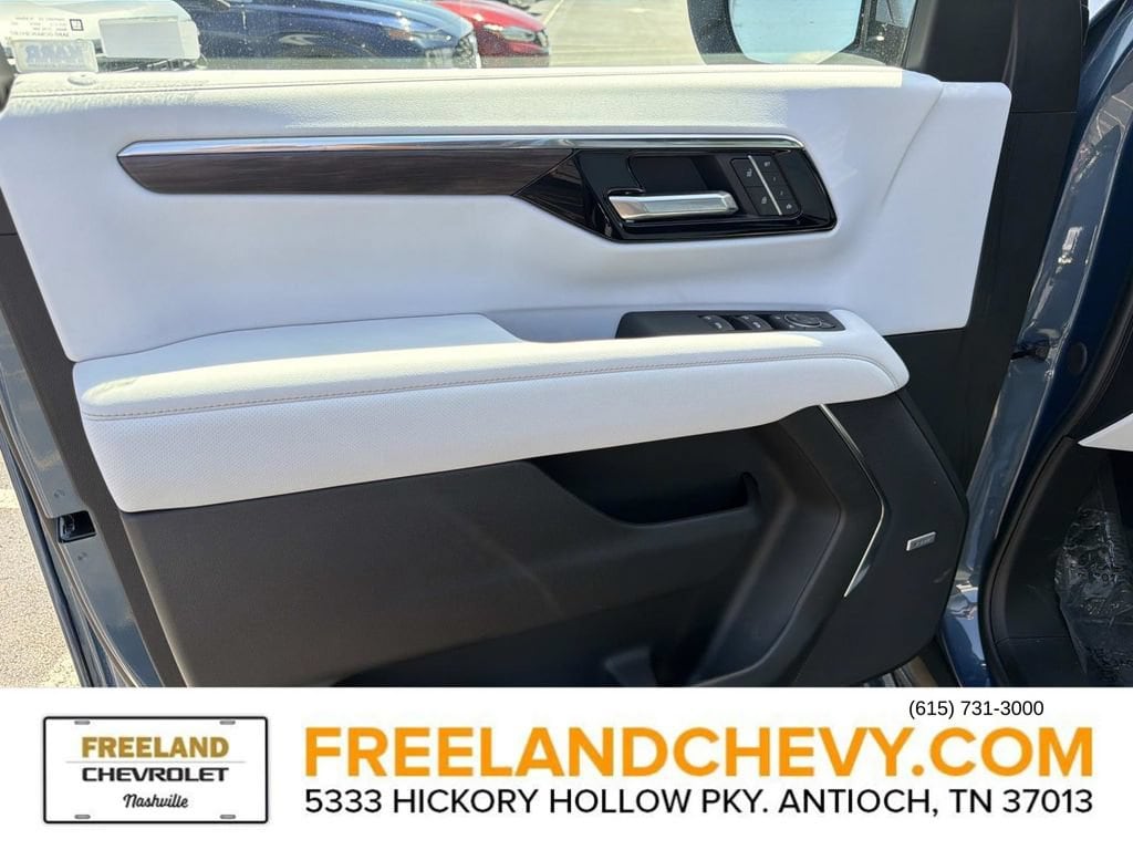 2025 Chevrolet Suburban Premier - Photo 19