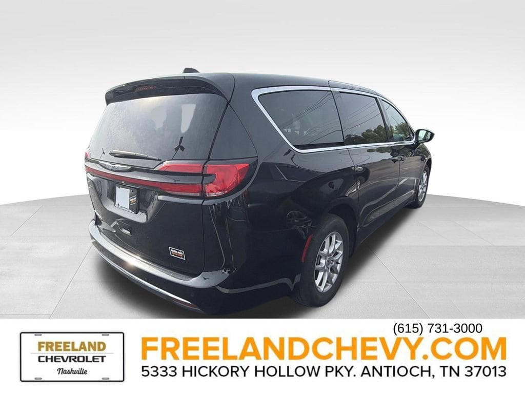 Used 2025 Chrysler Pacifica Select