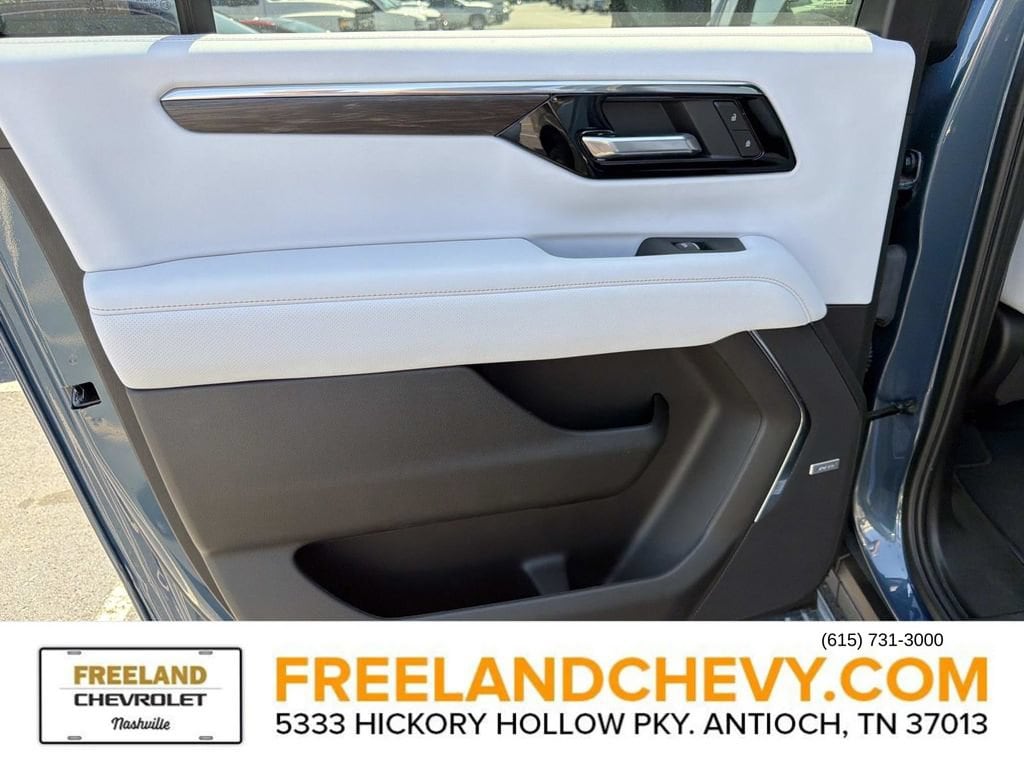 2025 Chevrolet Suburban Premier - Photo 13