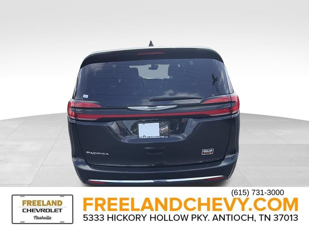Used 2025 Chrysler Pacifica Select