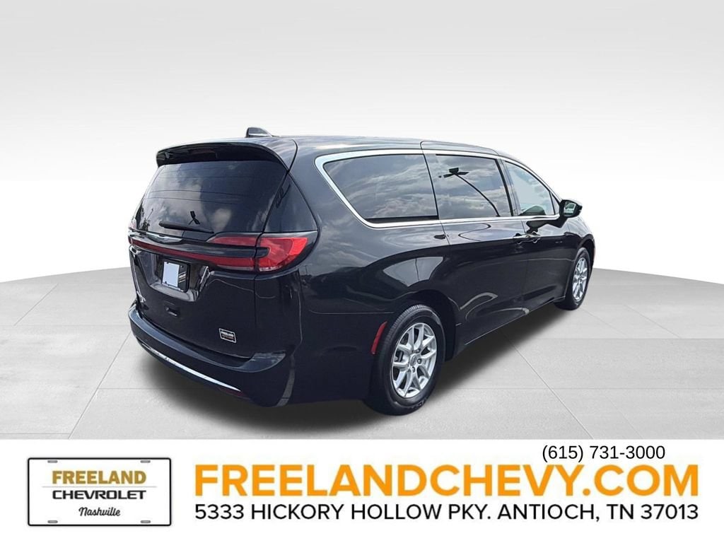 Used 2025 Chrysler Pacifica Select