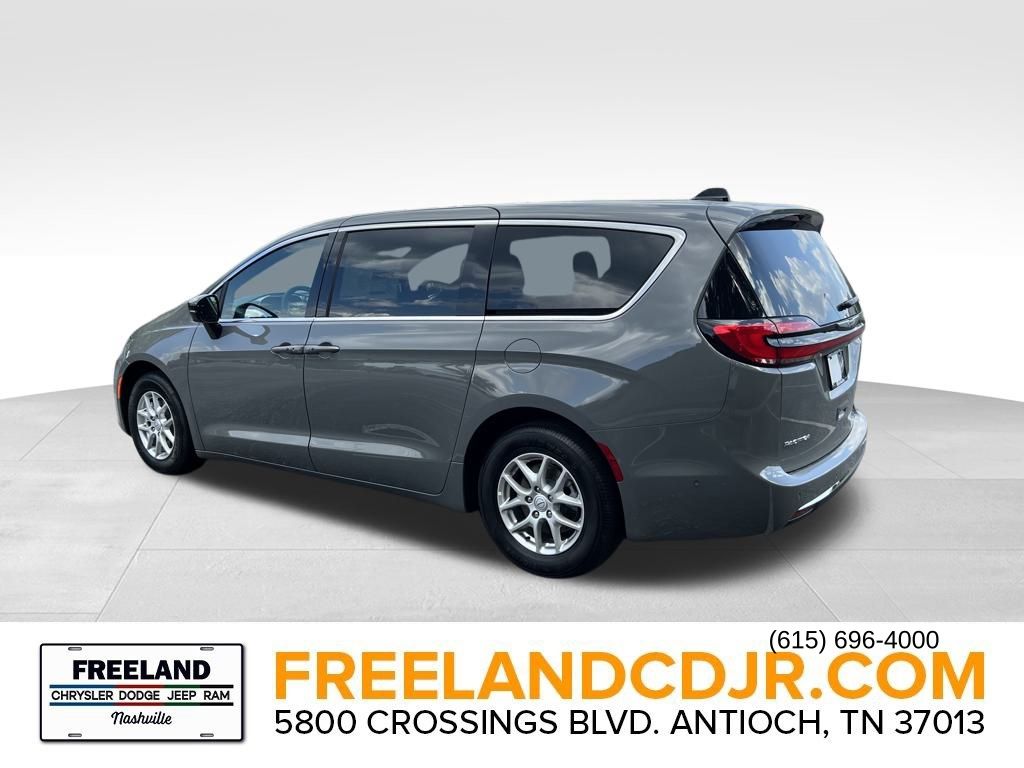 2025 Chrysler Pacifica photo 3