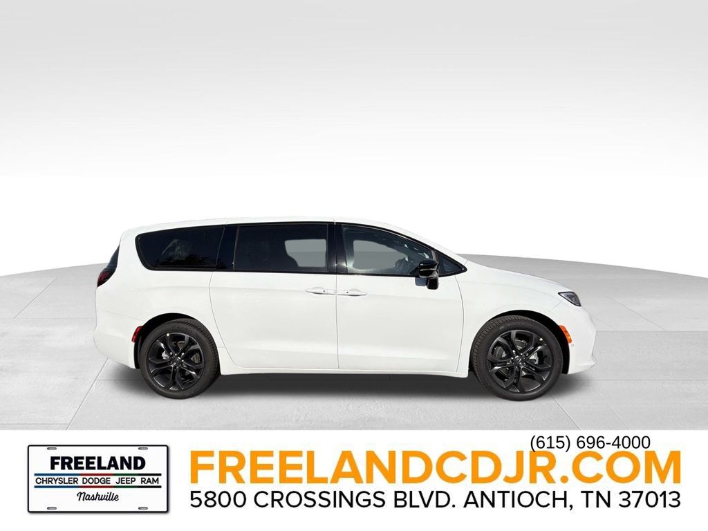 2026 Chrysler Pacifica photo 2