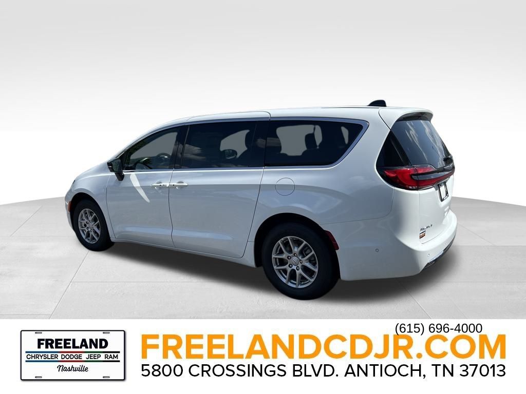 2025 Chrysler Pacifica photo 4