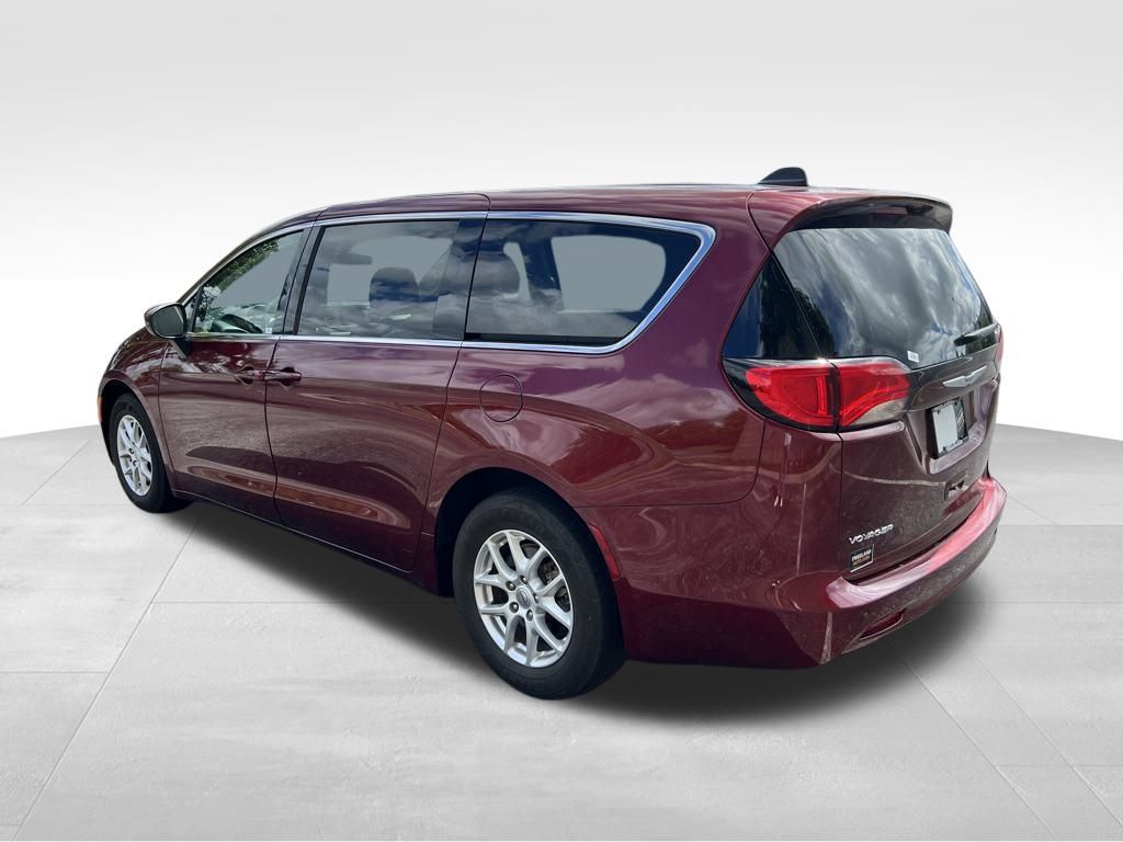 2022 Chrysler Voyager LX photo 4