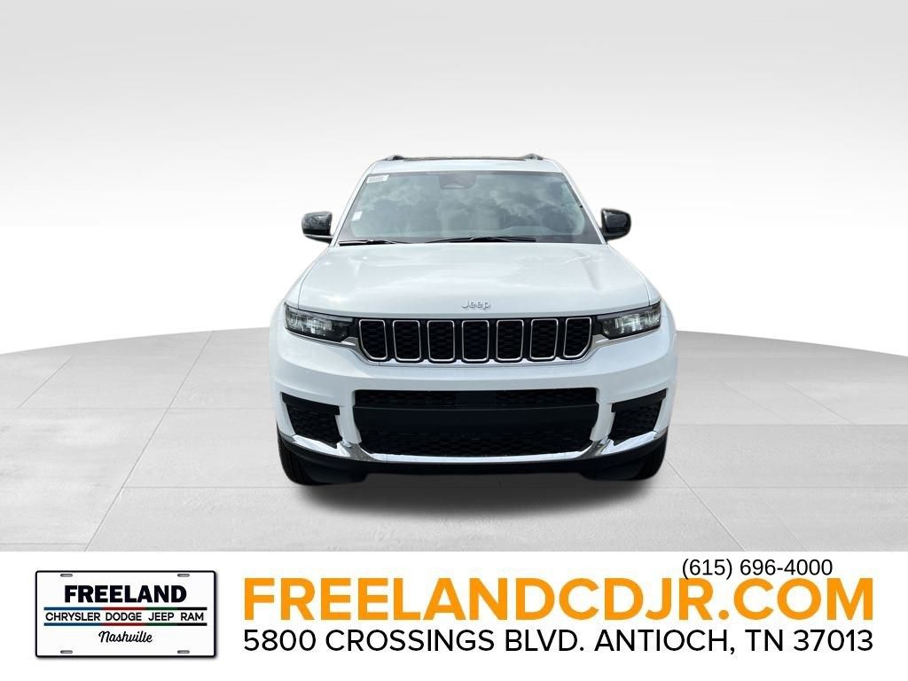 2025 Jeep Grand Cherokee Laredo photo 2