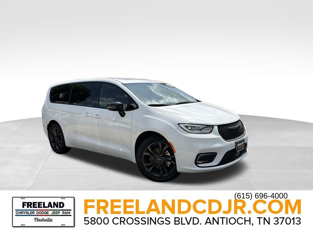 2026 Chrysler Pacifica Select's photo
