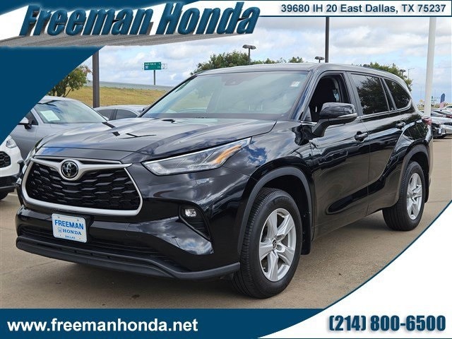 2024 Toyota Highlander LE's photo