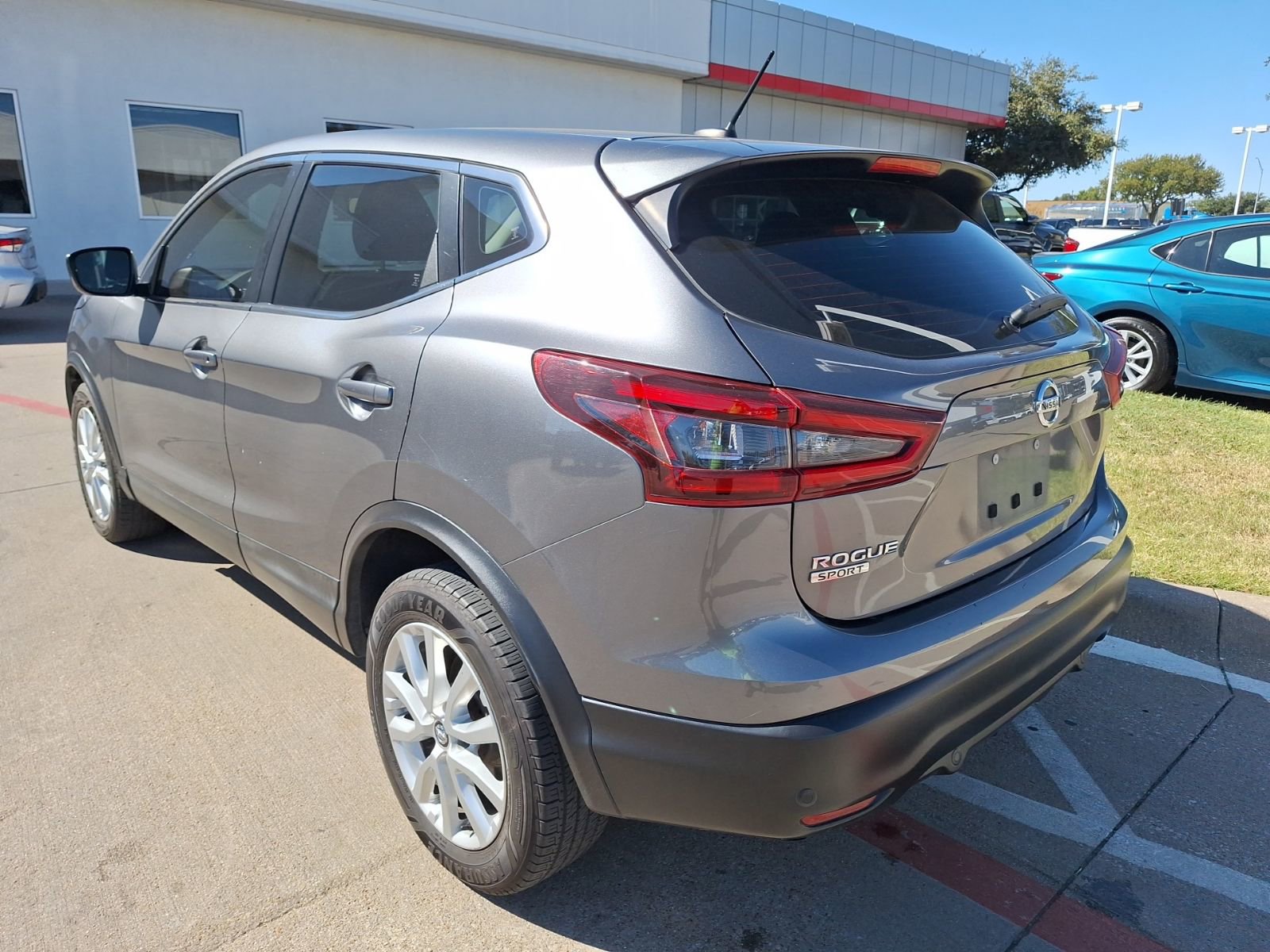 2020 Nissan Rogue Sport S photo 3