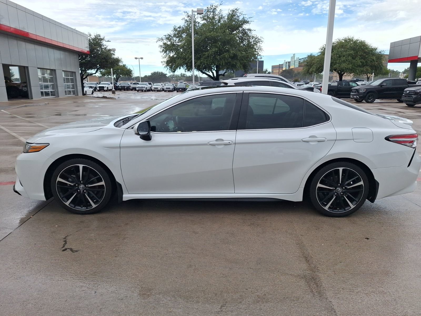 2019 Toyota Camry XSE photo 2
