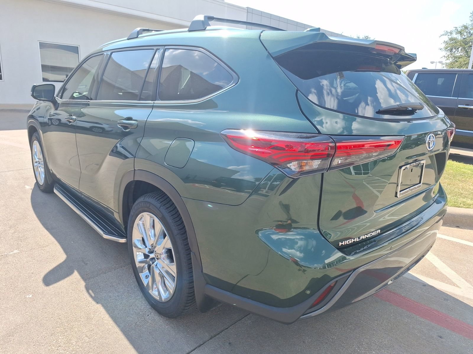 2023 Toyota Highlander Hybrid Limited photo 3