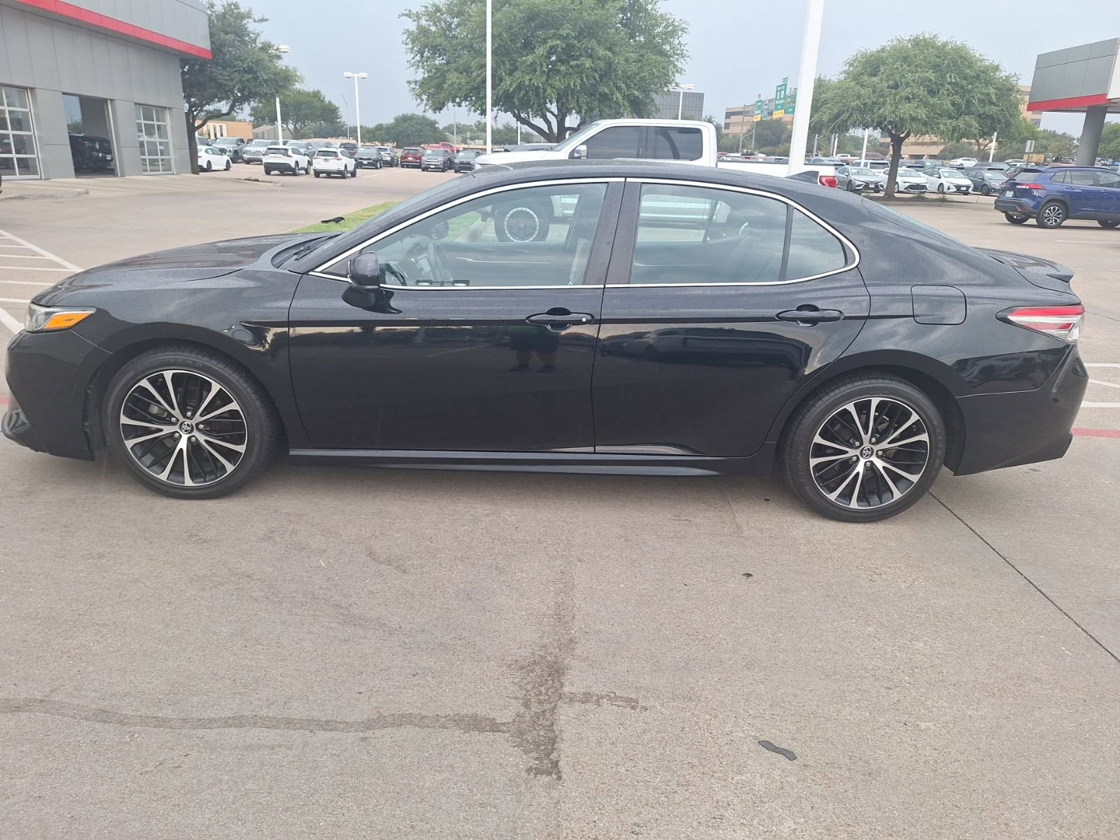 2019 Toyota Camry SE photo 2