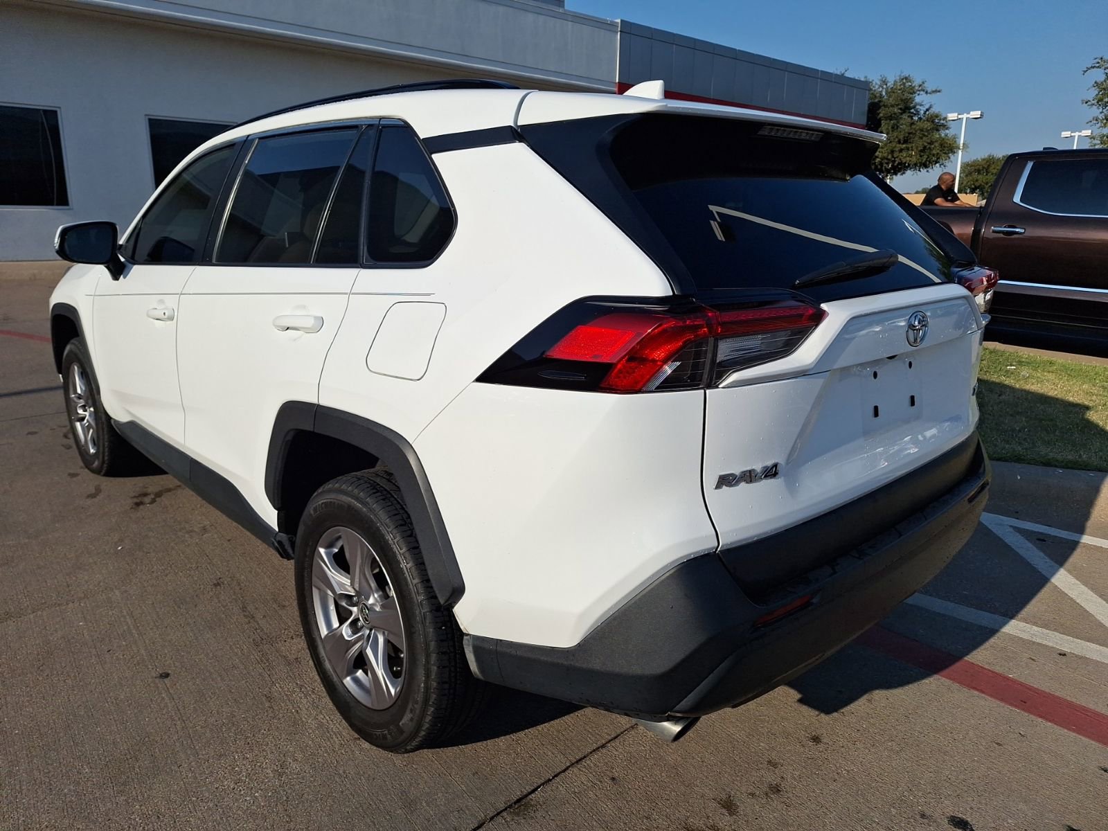 2023 Toyota RAV4 XLE photo 3