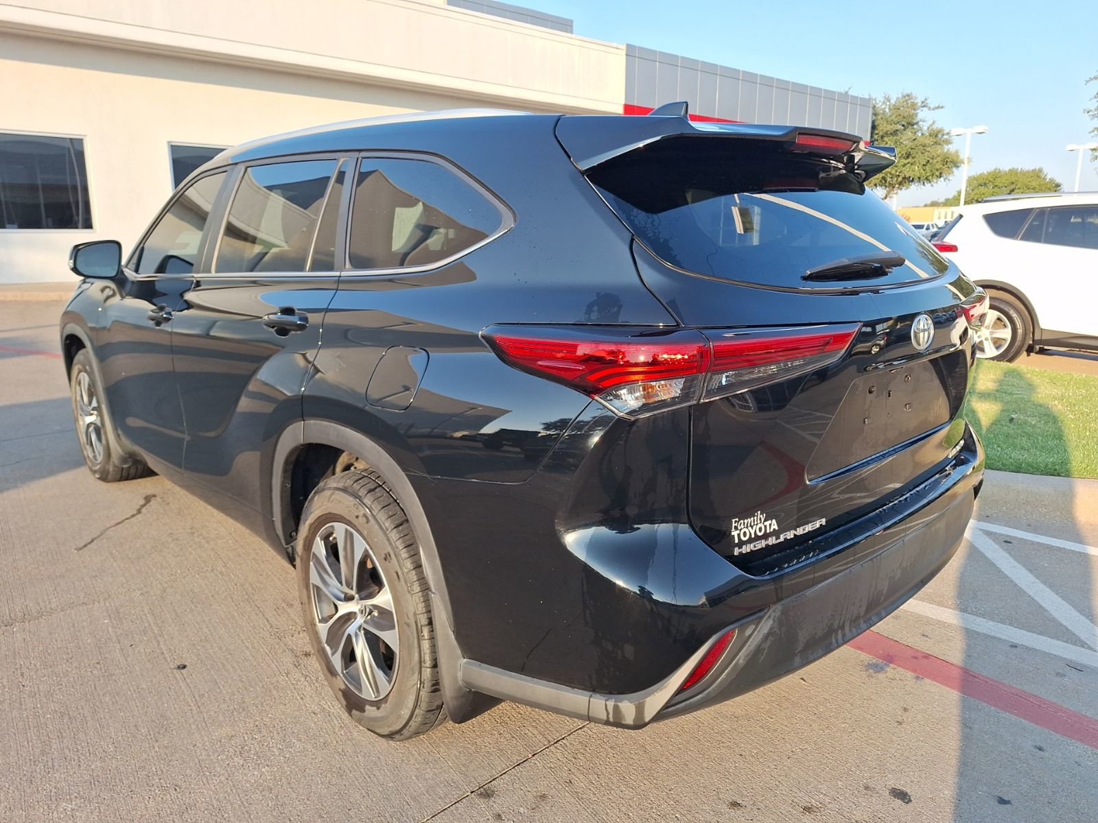 2023 Toyota Highlander L photo 3