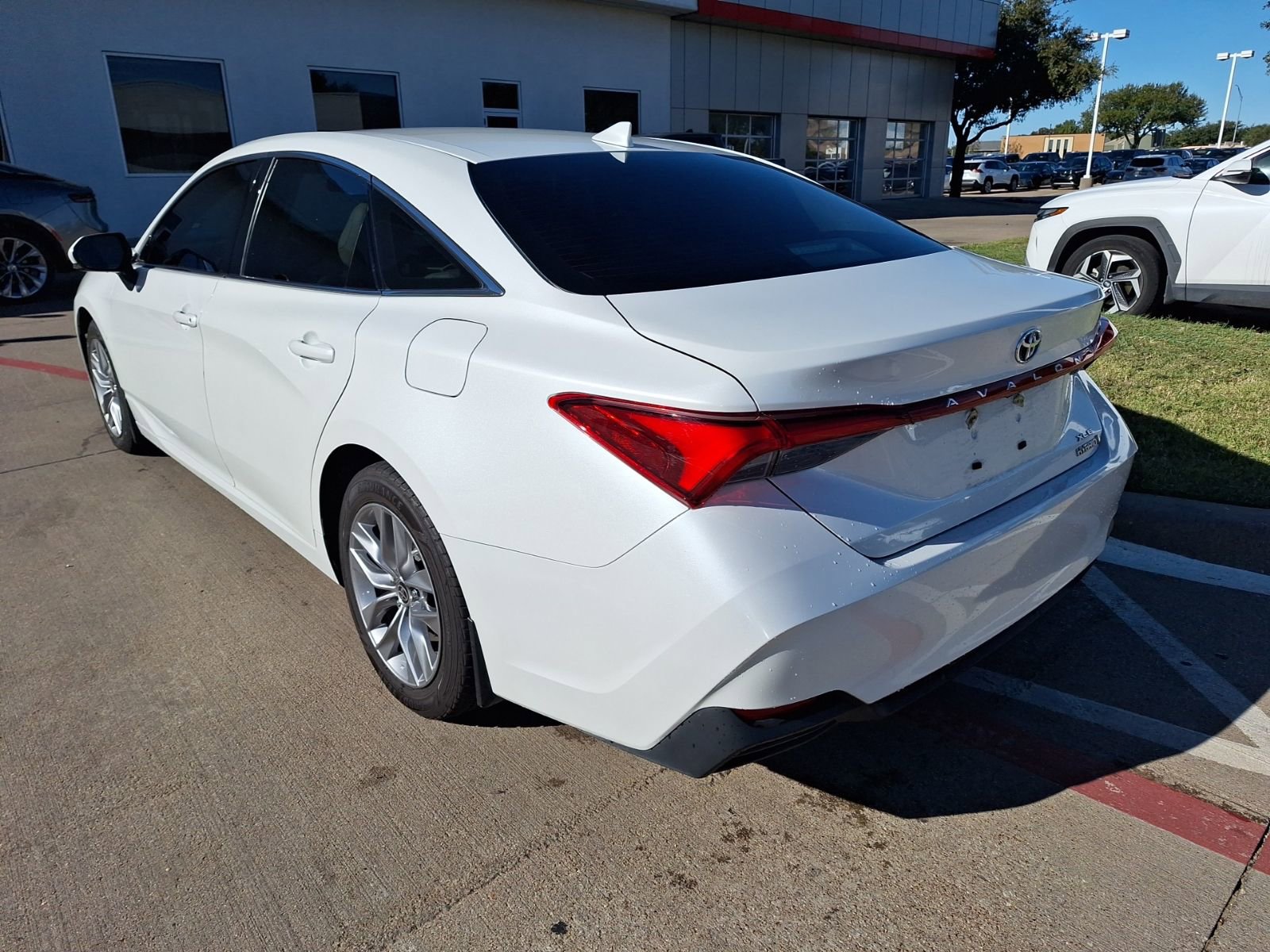 2022 Toyota Avalon Hybrid XLE Plus photo 3