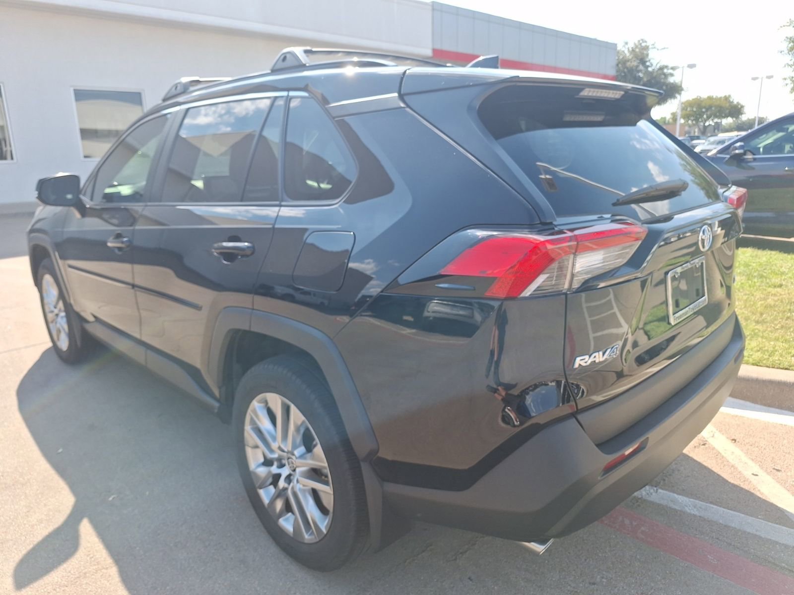 2023 Toyota RAV4 XLE Premium photo 3