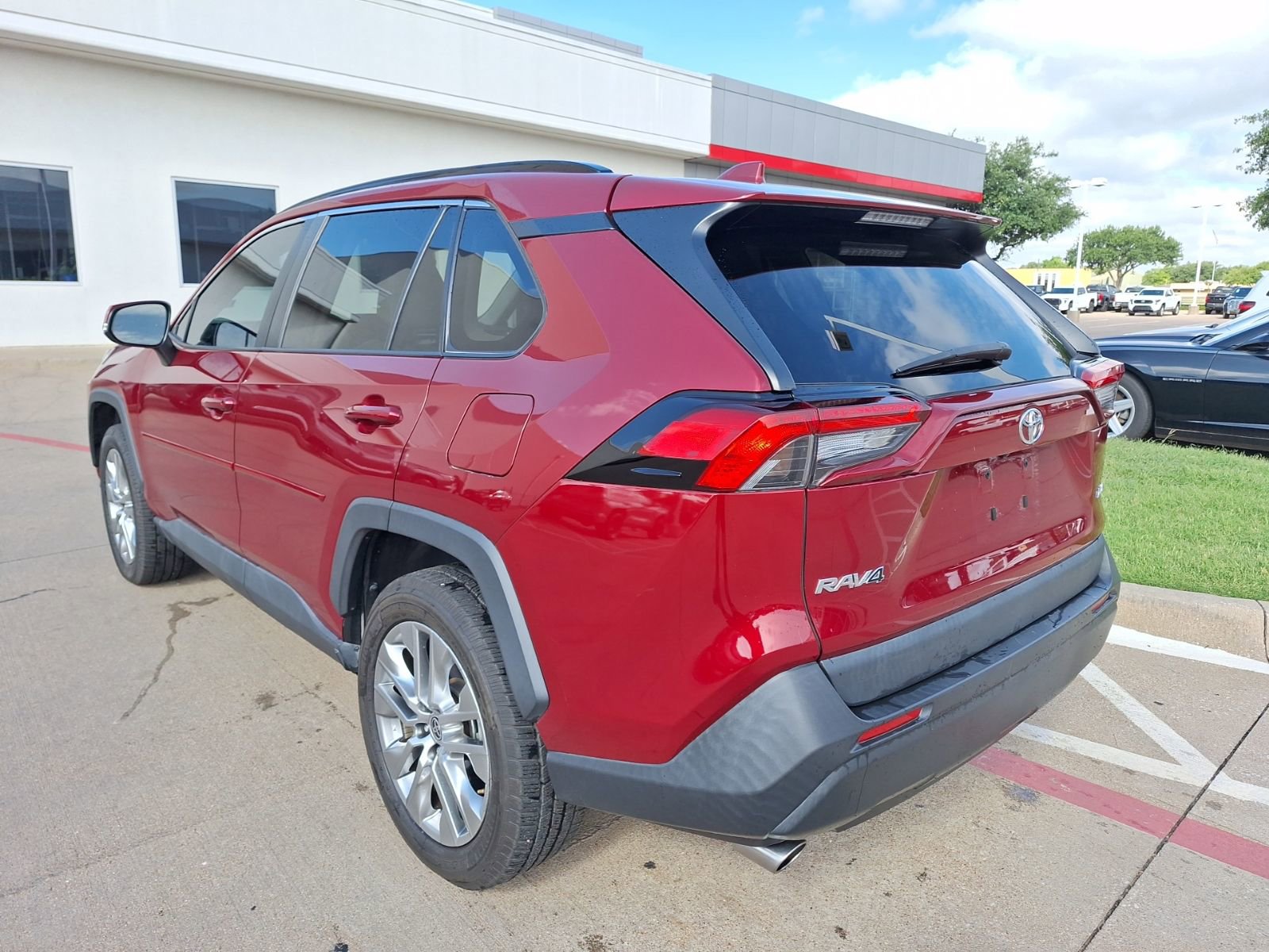 2022 Toyota RAV4 XLE Premium photo 3