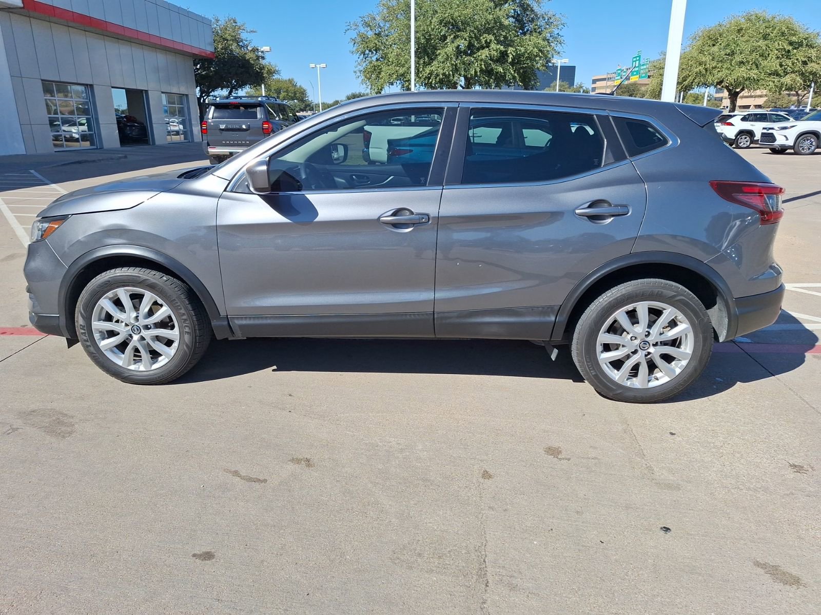 2020 Nissan Rogue Sport S photo 2