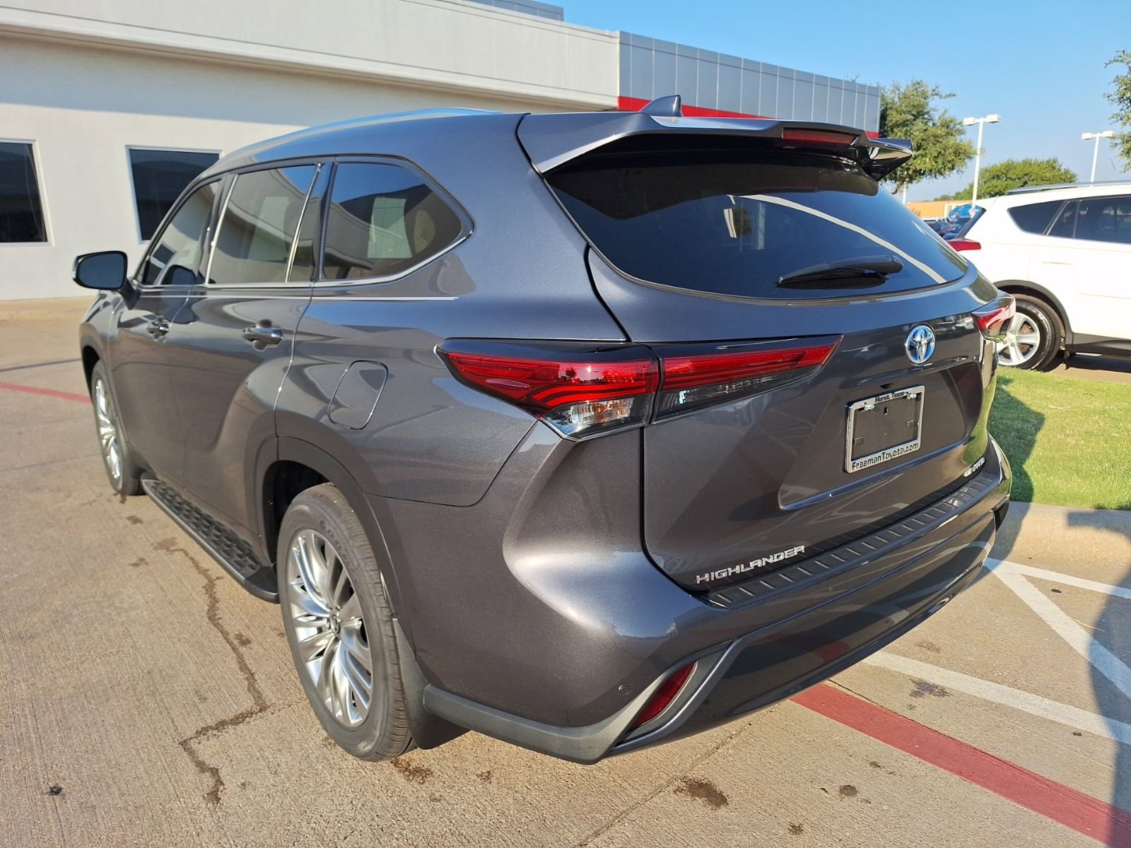 2023 Toyota Highlander Hybrid Limited photo 3