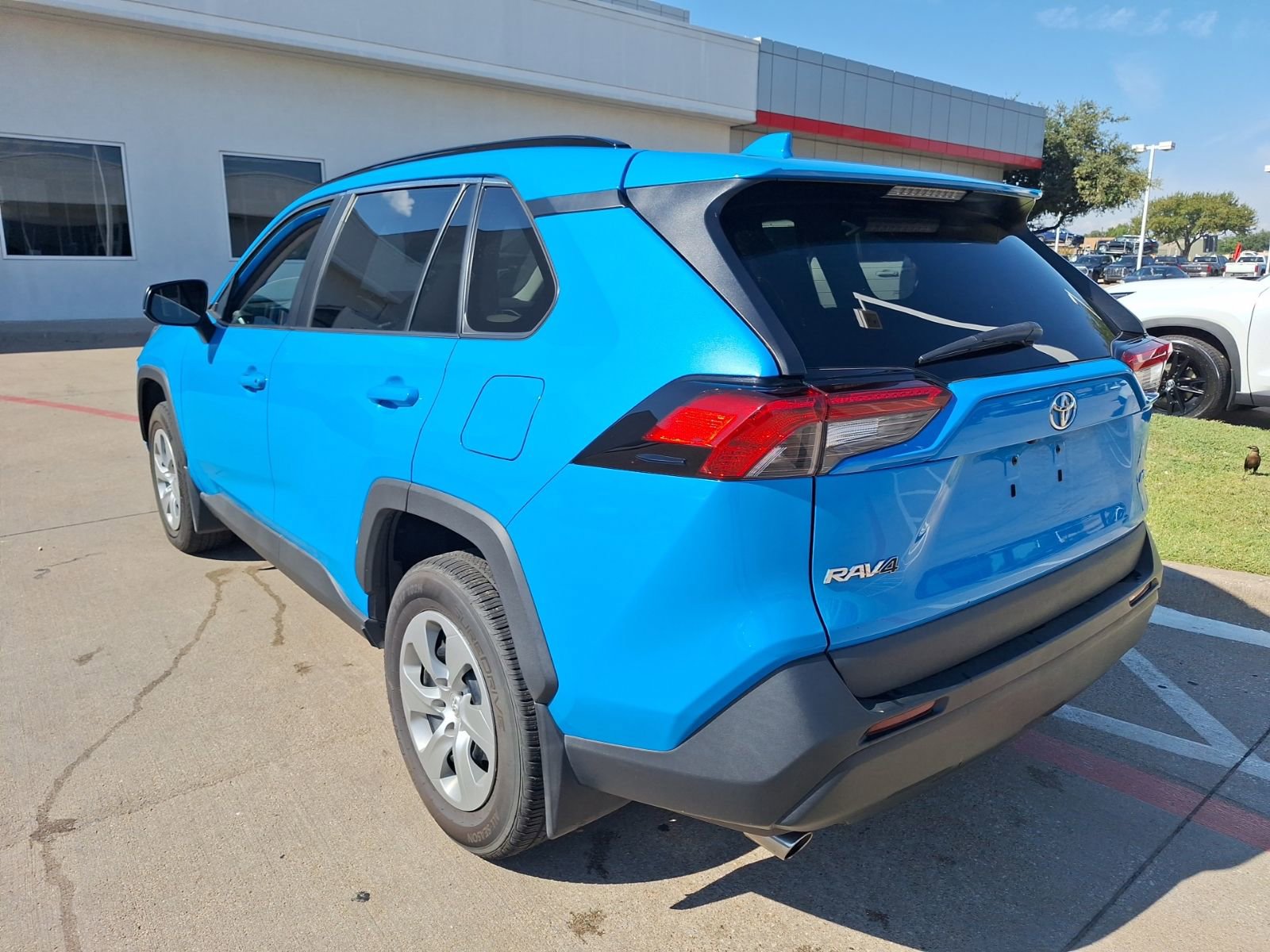2021 Toyota RAV4 LE photo 3
