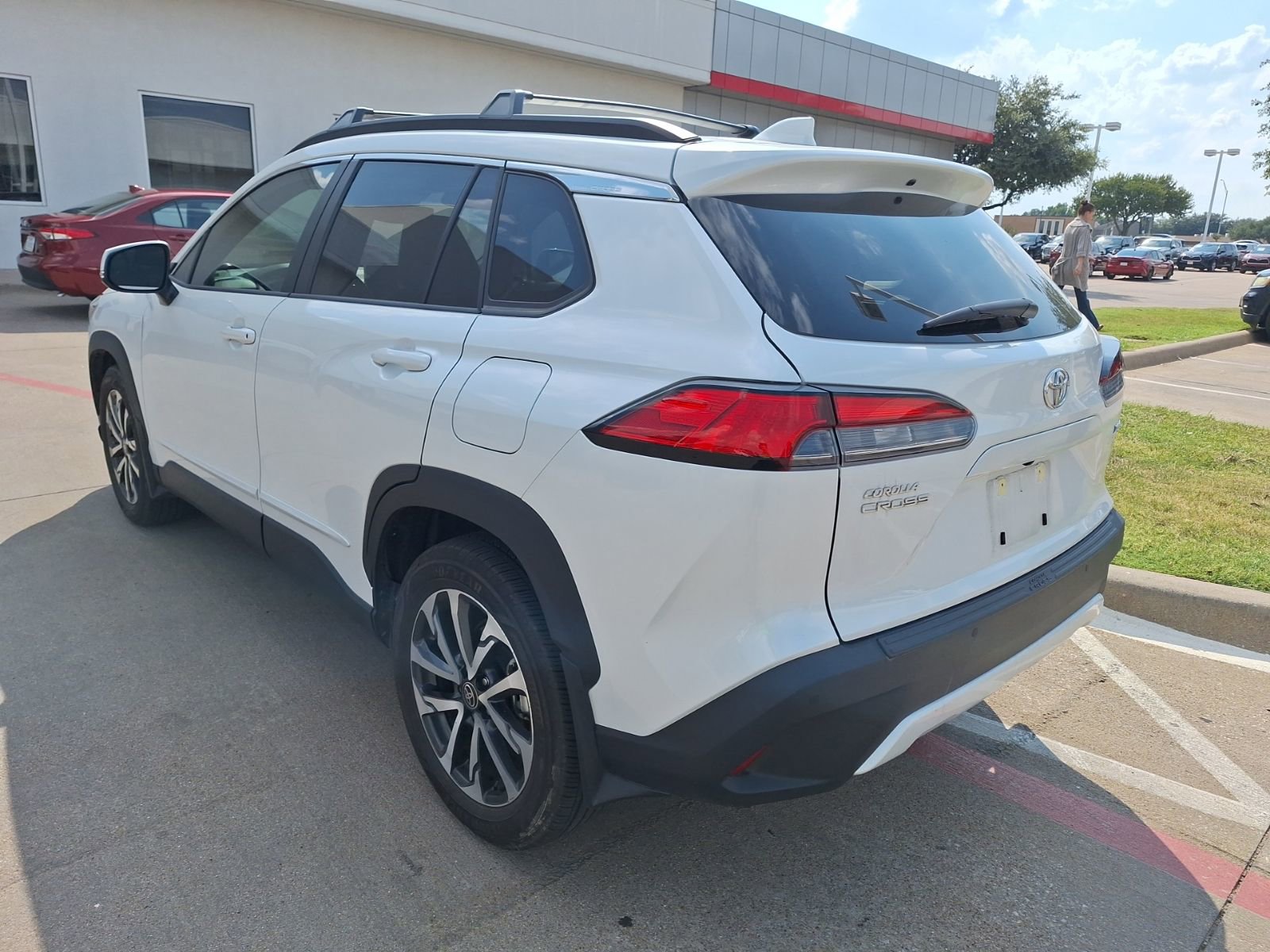 2024 Toyota Corolla Cross XLE photo 3