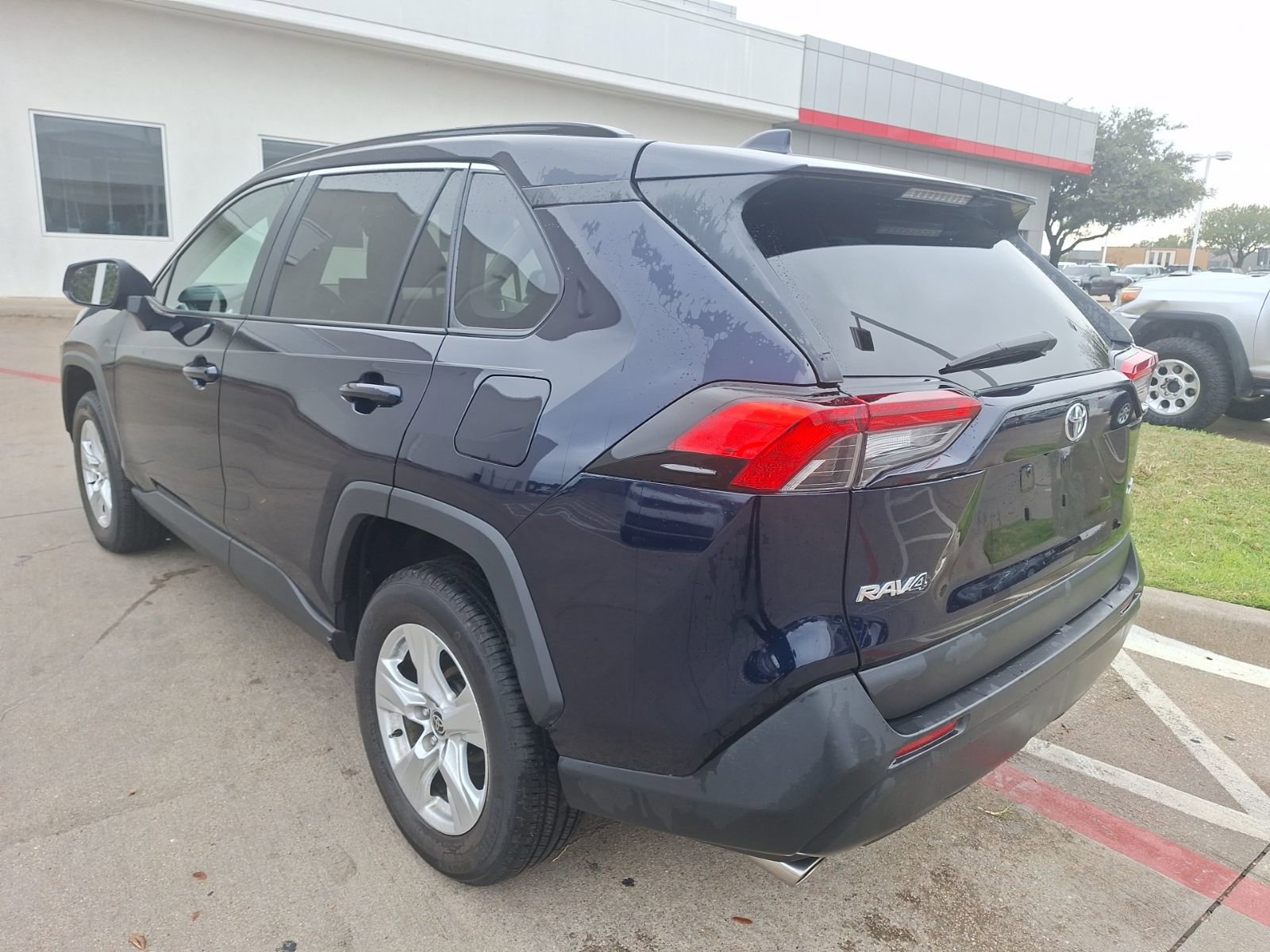 2021 Toyota RAV4 XLE photo 2