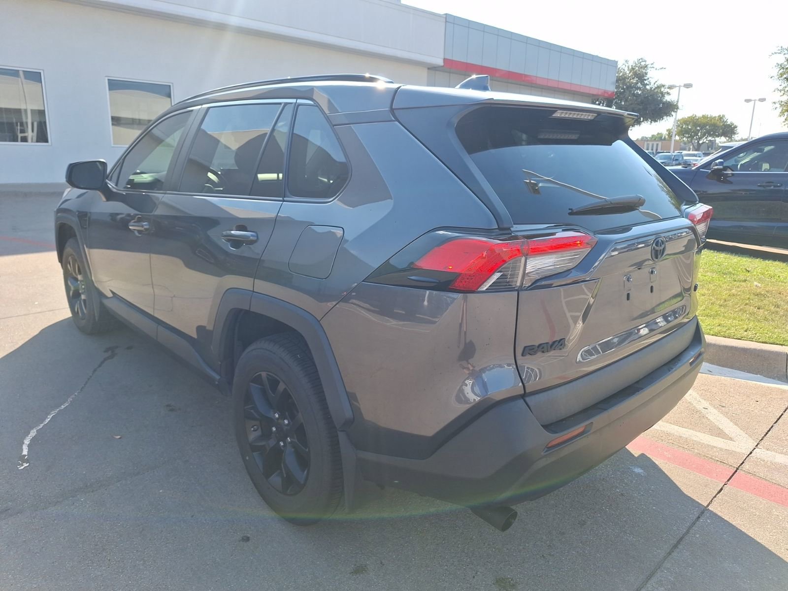 2021 Toyota RAV4 LE photo 2