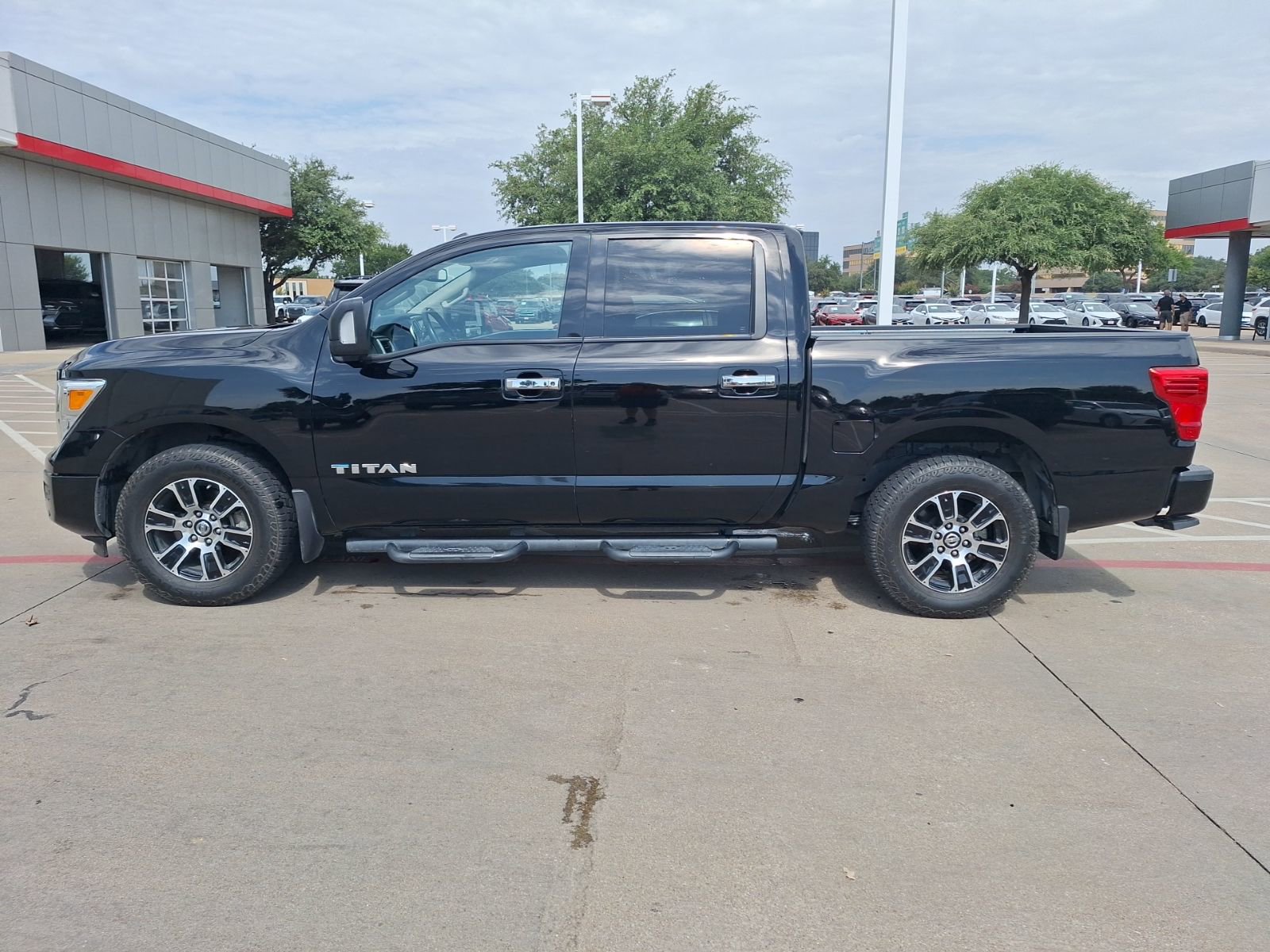 2021 Nissan Titan SV photo 2