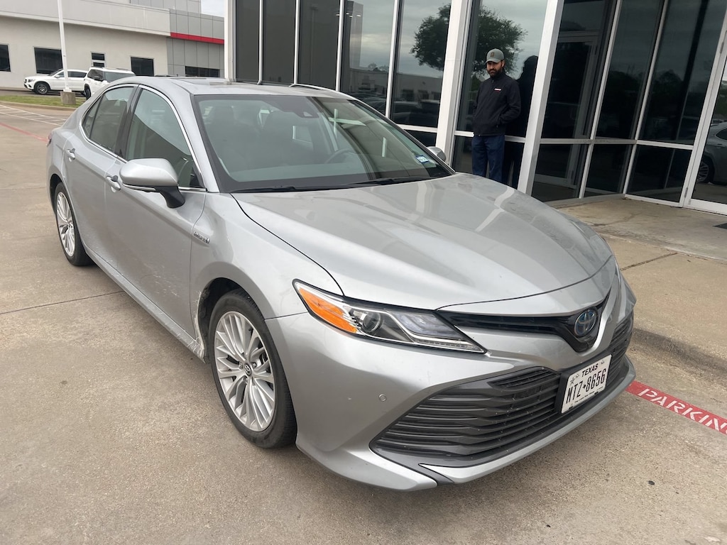 Used 2020 Toyota Camry Hybrid XLE Sedan