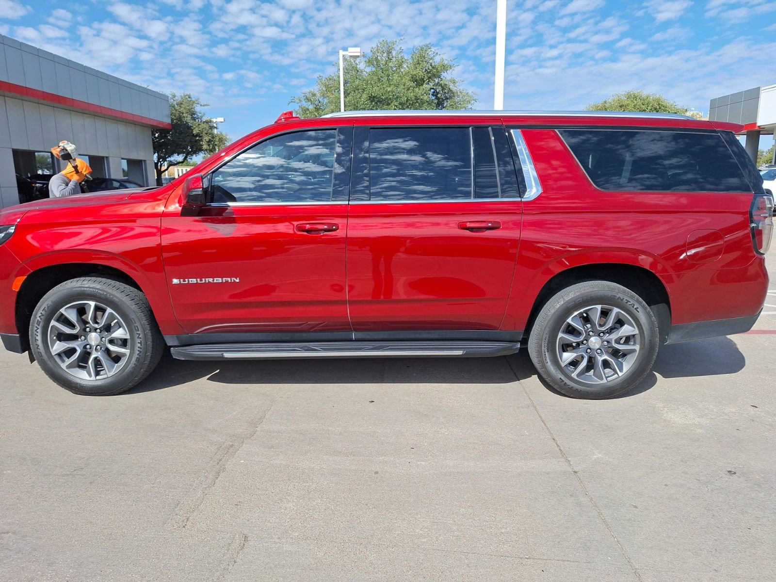 2023 Chevrolet Suburban LT photo 2