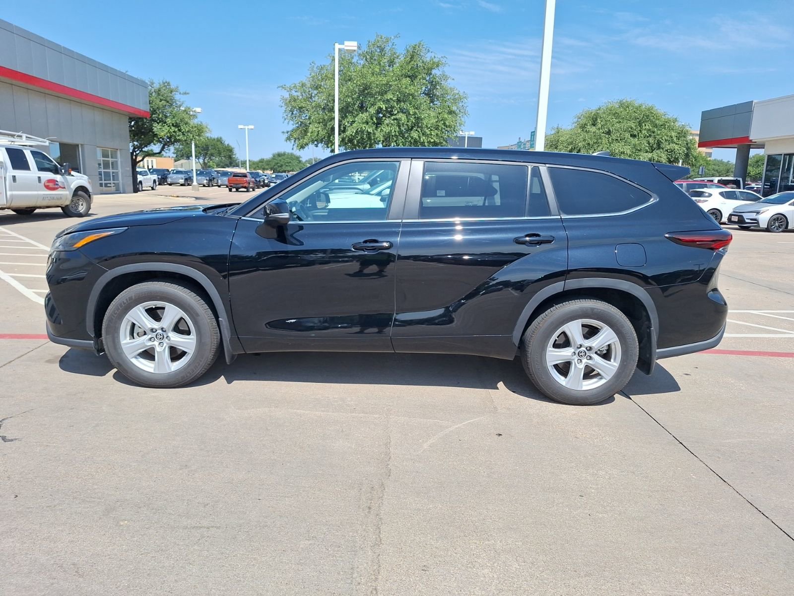 2024 Toyota Highlander LE photo 2
