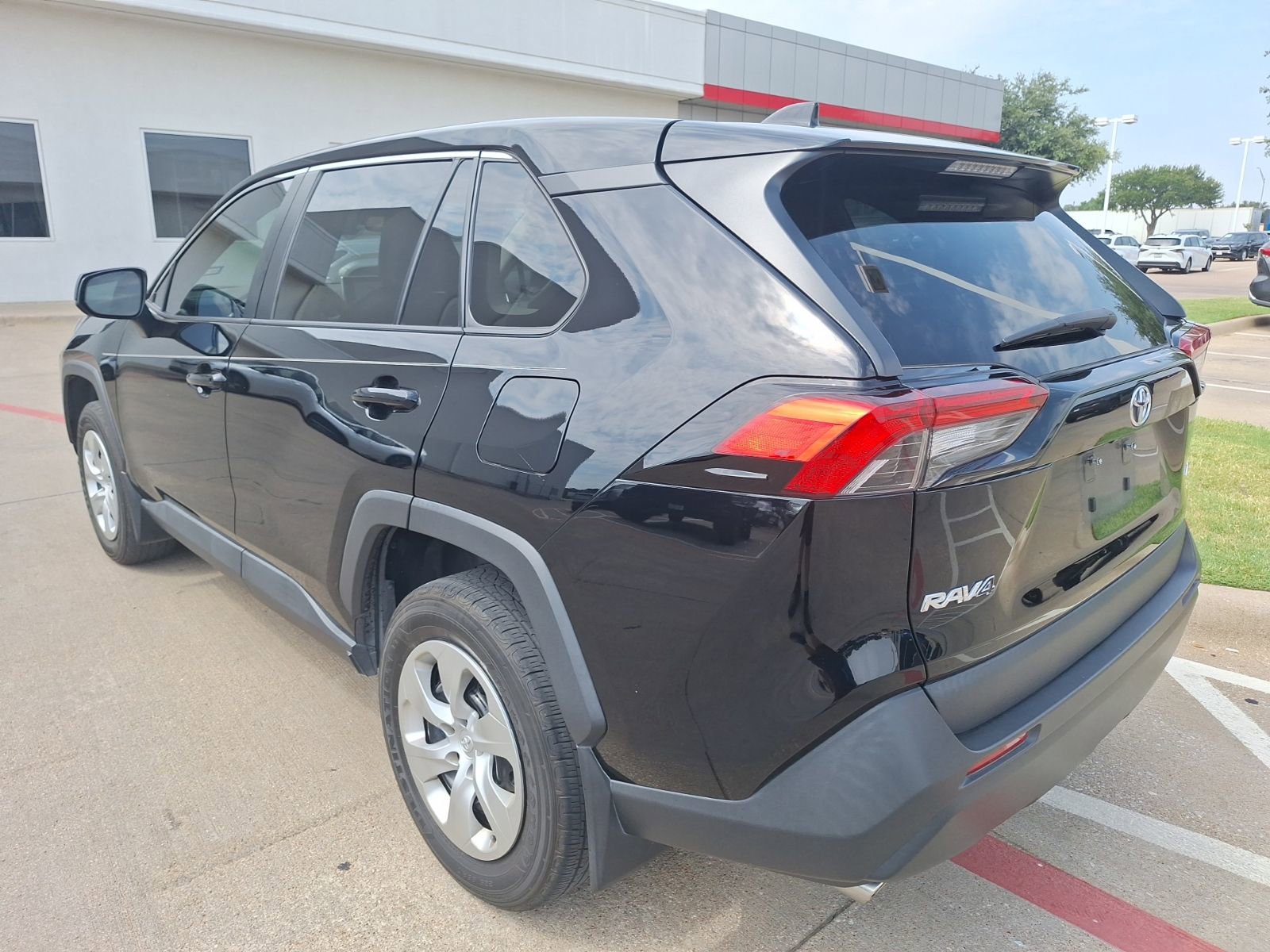 2023 Toyota RAV4 LE photo 2
